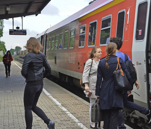 Der Schnellzug nach Ulm kommt an und der Bahnsteig fllt sich.  | Foto: Ingrid Bhm-Jacob
