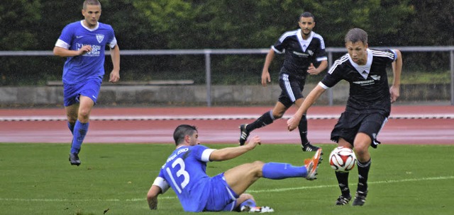 Wird kein Spiel mehr fr den SV Weil i...itn Christoph Mathis (rechts am Ball)  | Foto: Uwe Rogowski