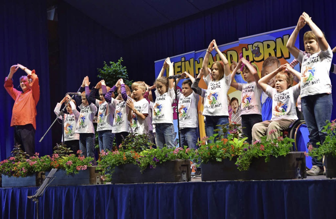 Der Drittklsslerchor der MFW-Grundsch...gehrenden Gesten perfekt einstudiert.  | Foto: Beatrice Ehrlich