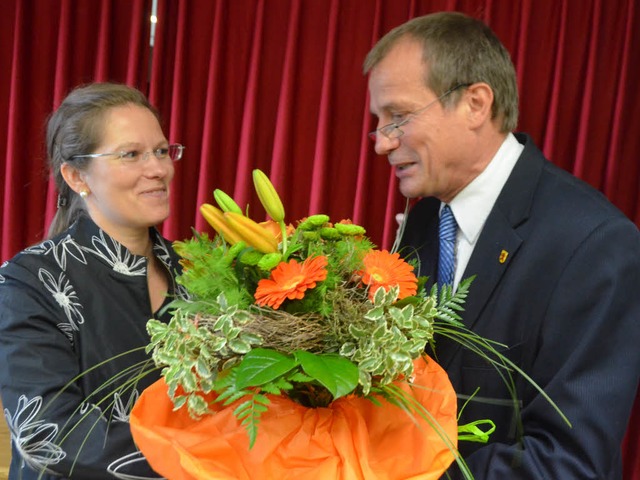 Gratulationen an Diana Stcker  von OB Klaus Eberhardt  | Foto: Ingrid Bhm-Jacob