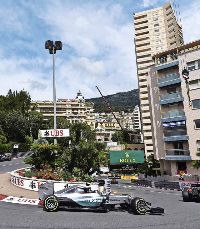 Nico Rosberg am Bremspunkt von Monaco ...er Haarnadelkurve beim Hotel Fairmont   | Foto: afp