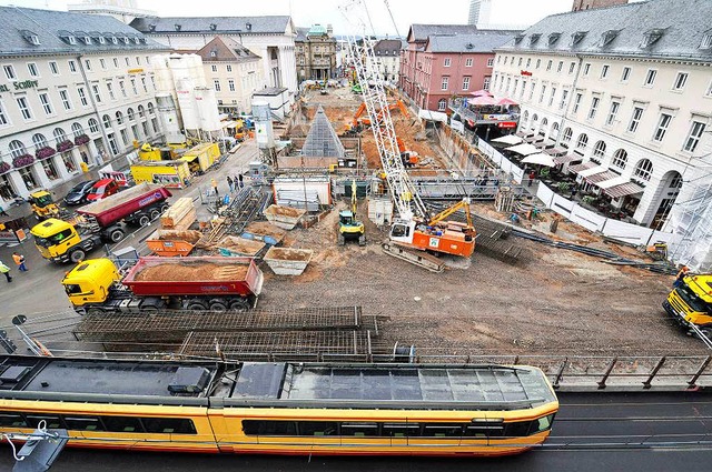 Karlsruhes derzeit grte  Baustelle: Die U-Bahn unterm Marktplatz   | Foto: Jehle