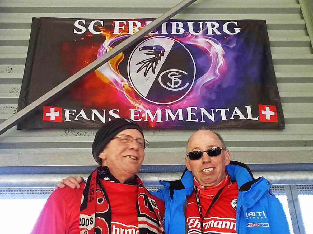 Extra aus der Schweiz kommen die Emmentaler Fans mit Christian Wanzenried zu den Heimspielen des SC Freiburg – natrlich mit einer ganz speziellen Fahne.
