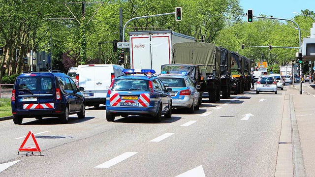 Unfall mit franzsischem Militr-Konvoi auf der B31 in Freiburg.  | Foto: Konstantin Goerlich