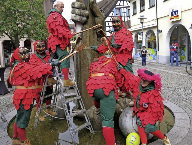 Die Brunneputzer reinigen den Schneckenbrunnen  | Foto: Georg Vo
