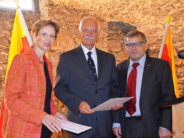 Martin Zeiher (Mitte) wurde von  Landr...Joos in den Ruhestand verabschiedet.    | Foto: Sattelberger