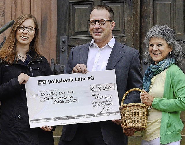 Spendenbergabe (von links): Katharina...anie Rombach, Stabsstelle Fundraising   | Foto: Privat