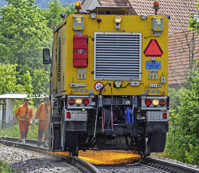 An den Schienen in Staufen wird  gearbeitet, dass die Funken fliegen.   | Foto:  Ernst Schindl