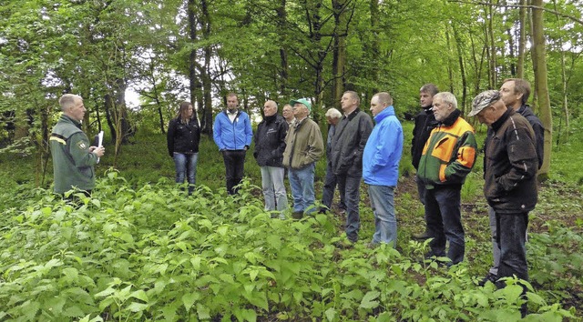 Ins Grne zogen die Mitglieder des For...und besichtigten den Bestattungswald.   | Foto: dieter fink
