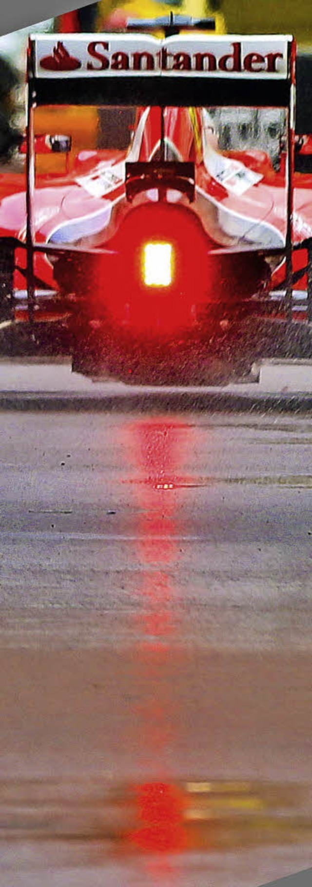 Rotlichtszene? Nein, nur ein Rennbolide beim Training in Monte Carlo  | Foto: dpa