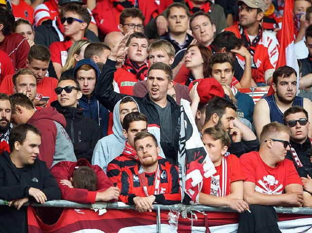 Freiburgs Fans blicken nach dem Spiel nachdenklich ins Stadion.  | Foto: dpa