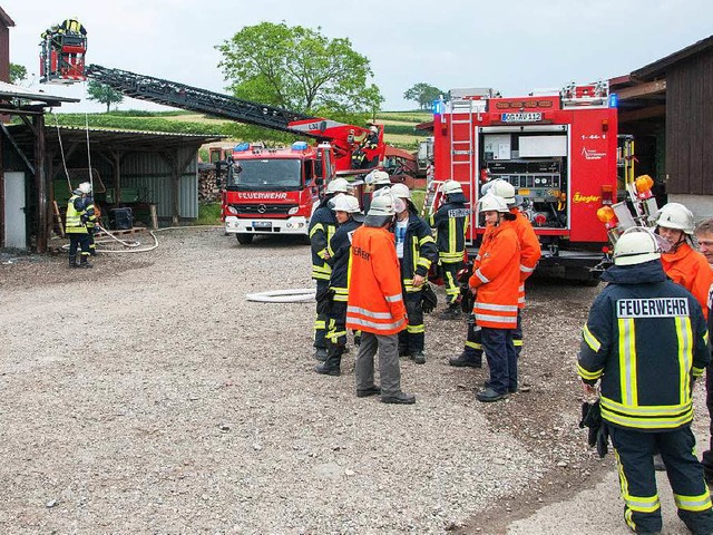 Die Feuerwehr am Einsatzort  | Foto: Olaf Michel (Bilder-Michel.de)