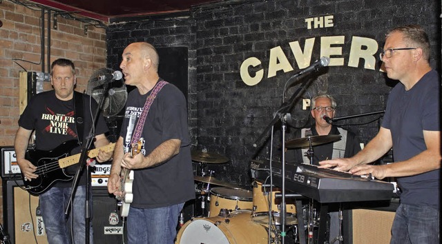 Die hiesige Band &#8222;Ufo Club&#8220; beim Auftritt Cavern Pub in Liverpool.   | Foto: ZVG