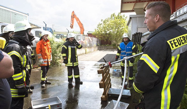 Zum Ausbildungstag kamen zahlreiche Ei...te der Feuerwehr Schliengen zusammen.   | Foto: Volker Mnch