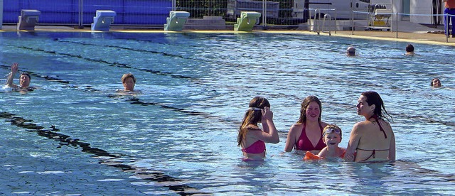 Samstag um halbzehn: 21 Grad Wassertem... Neustadt zu Erffnung der Badesaison.  | Foto: akh