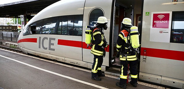 Atemschutztrger der  Feuerwehr unters...auch aus dem Triebkopf gestiegen war.   | Foto: Christoph Breithaupt