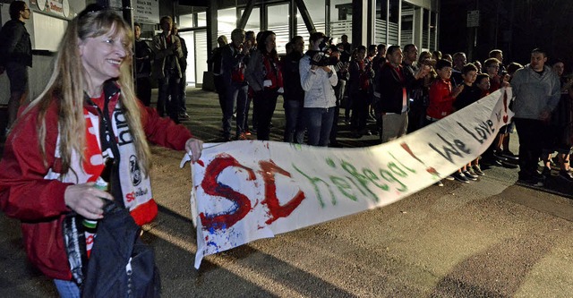 Gute Miene zum Abstieg, das gelang dieser Frau bei der Rckkehr der SC-Spieler.   | Foto: Michael Bamberger