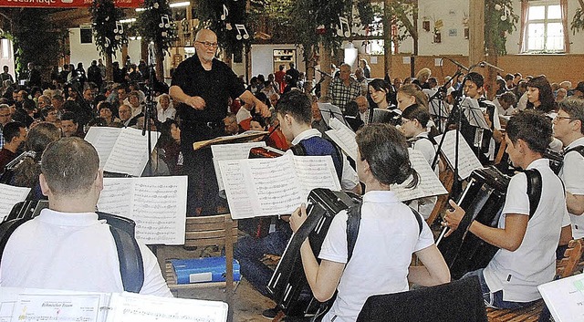 Das Harmonika-Orchester Endenburg-Sall... als auch als vorzglicher Gastgeber.   | Foto: Edgar Steinfelder