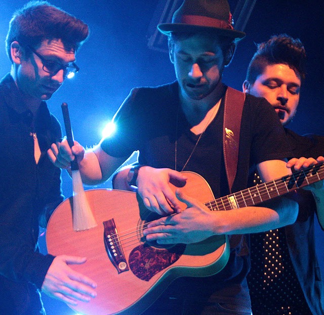 Drei Mann an einer Gitarre: Patrick Hu...links) sind die Band Sameday Records.   | Foto: Jrn Kerckhoff