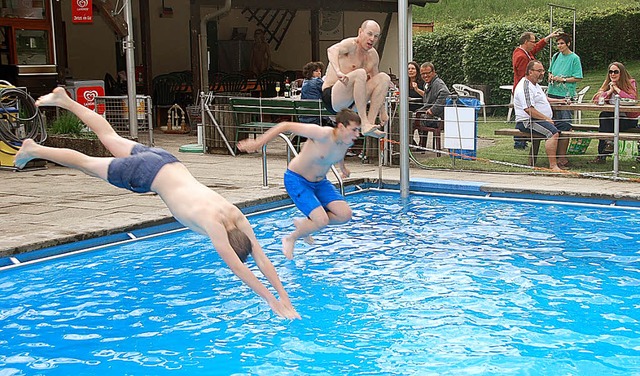 Hinein! Die ersten Wasserratten strze... Nass des Schweigmatter Schwimmbades.   | Foto: Edgar Steinfelder