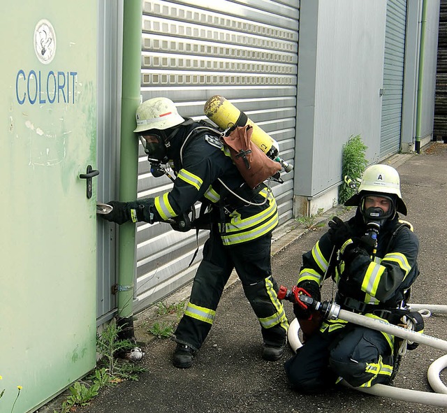 Angriff auf den Brandort Lagerhalle  | Foto: melanie rest