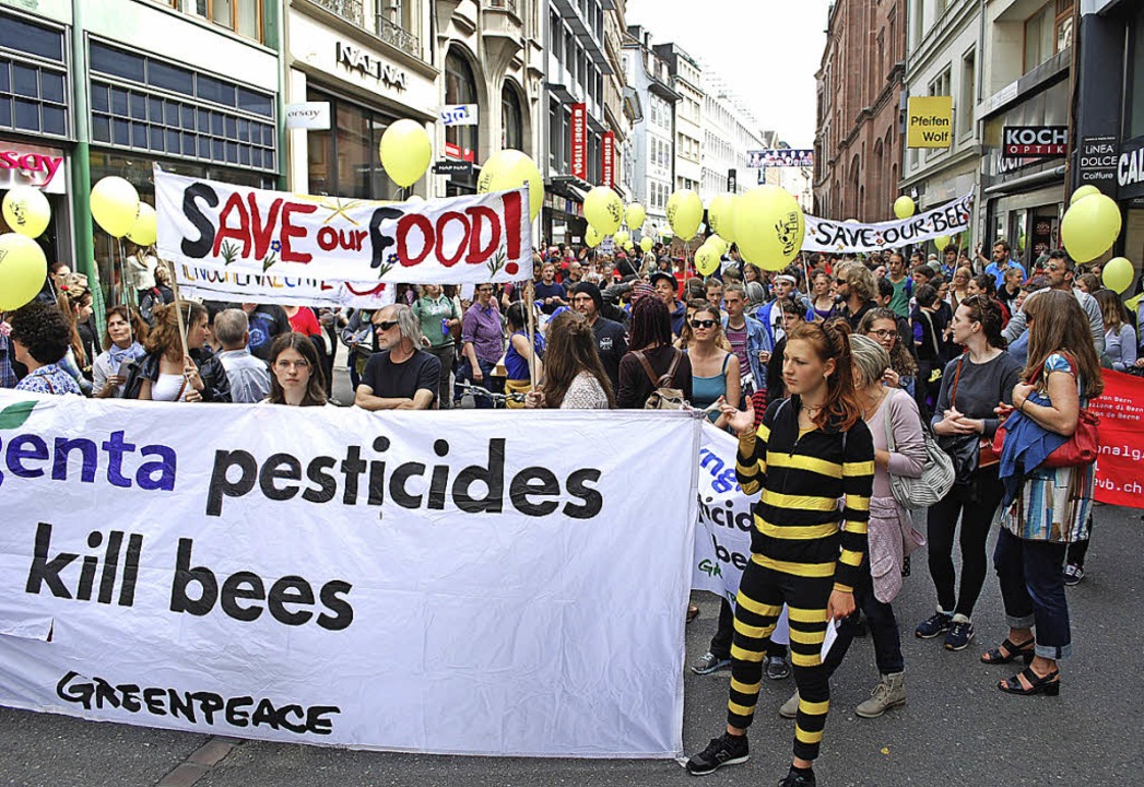 Eine bunte Schar von mehr als 1000 Men...onstrierte  gegen  Agrochemie-Firmen.   | Foto: Thomas Loisl Mink