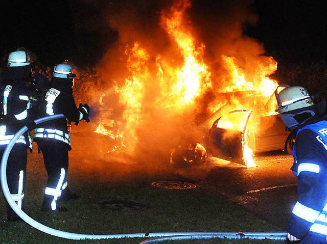 Die beiden Autos waren ein Raub der Flammen.  | Foto: WOLFGANG KUENSTLE               