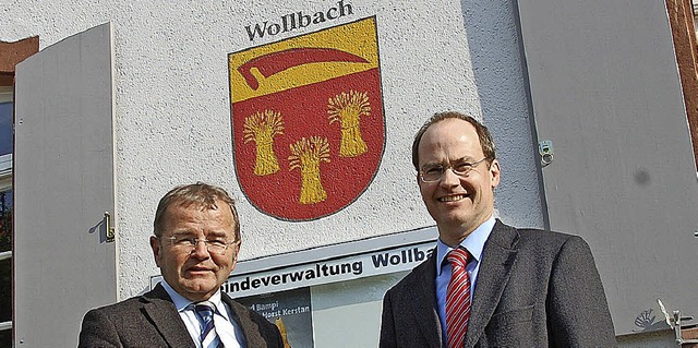 Unterm neuen Wappen: Ortsvorsteher Max...ndigen Rathaussanierung in Wollbach.   | Foto: SENF