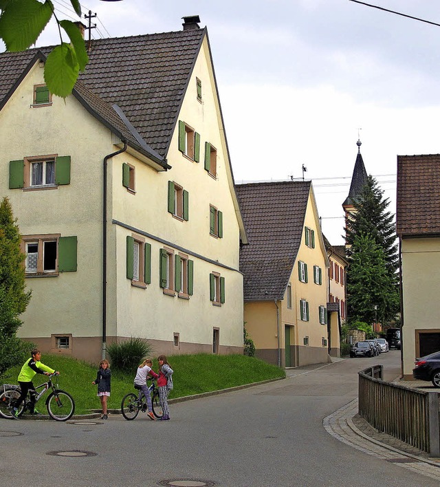 Die Kirchstrae in Wittlingen wird san...ohner whrend der Bauphase besprochen.  | Foto: Jutta Schtz