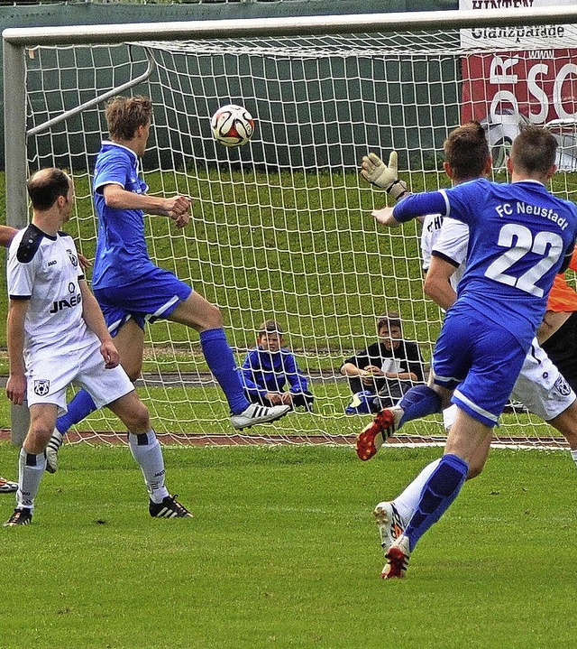 Peter Schubnell (Nr. 22) zieht ab, der...e Linie. Es ist das 2:0 fr Neustadt.   | Foto: B. Seger