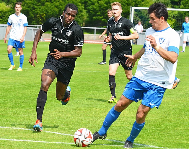 Drei-Tore-Mann: Arjenit Gashi (rechts)... Henry Osajere Adetoro kommt zu spt.   | Foto: hannes Schuster