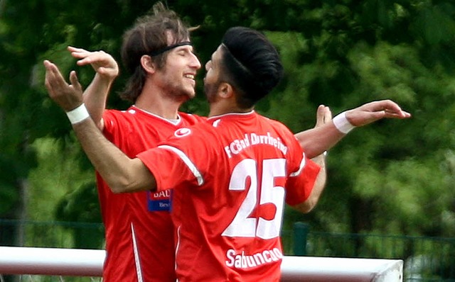 Karsten Scheu (links) bejubelt mit Isa Sabuncuo sein Tor zum 1:0.   | Foto: Rein