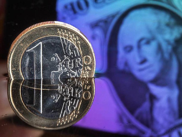 Dem Euro steht das Wasser nicht mehr bis zum Hals. Bleibt das auch so?  | Foto: dpa