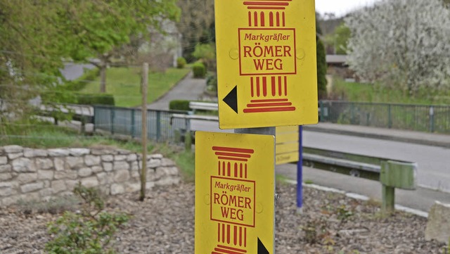 Das gelbe Schild mit dem roten Piktogr...Rmer-Radweg auch durch Auggen gehen.   | Foto: archiv: anita fertl