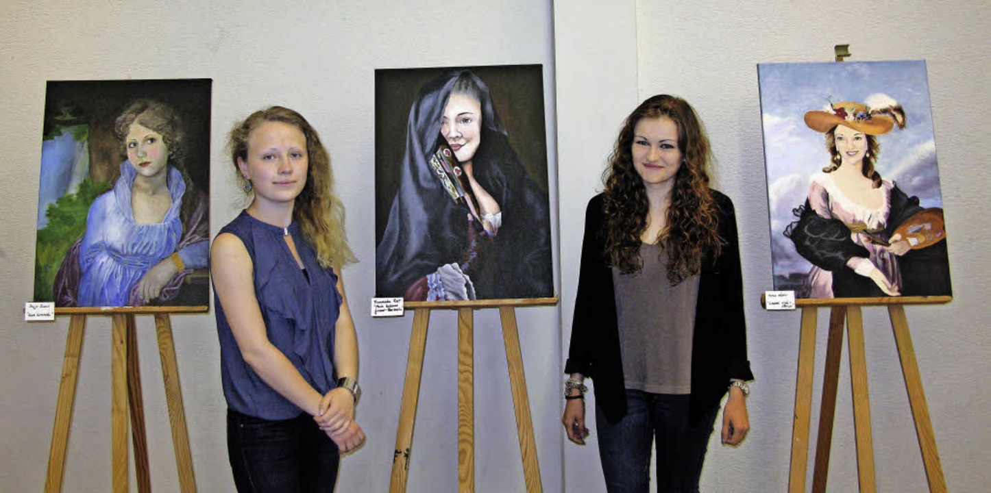 Junge Künstlerinnen: Darja Drozd (links) und Hanna Höldin vor ihren Gemälden.  | Foto: Milena Hofert