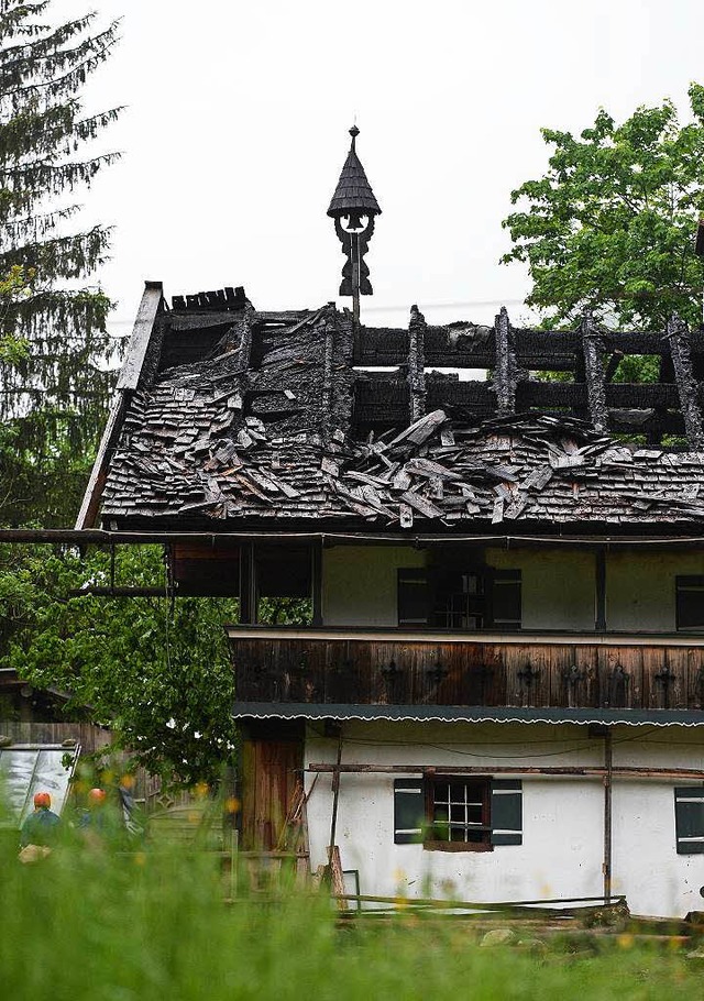 Der ausgebrannte Dachstuhl des Gstehauses in Schneizlreuth  | Foto: dpa