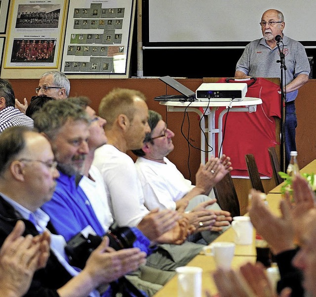 Applaus gibt es fr den historischen Rckblick von Willi Ugi (am Rednerpult).   | Foto: Verein