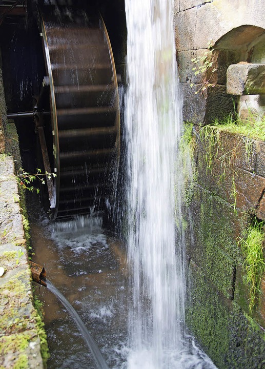 Wasser treibt das Mühlrad an.   | Foto: fotos: olaf michel