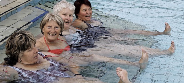 Diese vier Badenixen lieen sich von d... Waldfreibad frhlich die Badesaison.   | Foto: Cornelia Liebwein