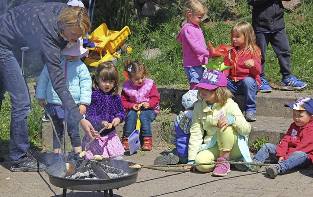 Ein  Tag ohne Strom: Die Kinder lernte...nser Bild zeigt das  Stockbrotbacken.   | Foto: Gert Brichta