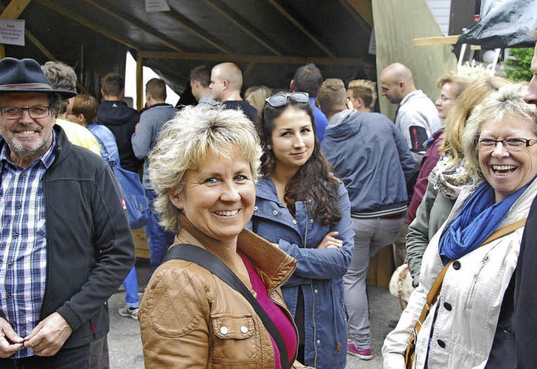 Besucher aus dem ganzen Wiesental hatt...e Druggete herrschte vor dem Festzelt.  | Foto: Edgar Steinfelder