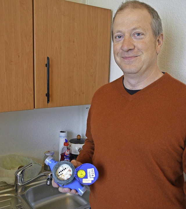 Rainer Bche mit dem alten Wasserzhler.  | Foto: Sebastian Wolfrum