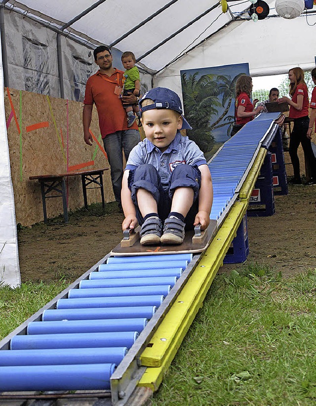 Familientag: Die Kistenrollbahn runter, mancher Papa wre auch gerne !  | Foto: Helmut Hringer