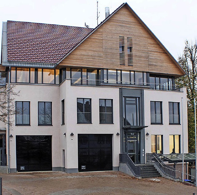 Neu und alt:  Das Gemeindehaus hat das...haus in Heuweilers Ortsmitte ersetzt.   | Foto: Helmut Rothermel/Andrea Steinhart
