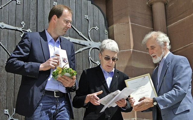 Gunhilde Fuhrer-Barth (Mitte) bekam zu...nchores (links) und Pfarrer  Schuler.   | Foto: Karin Maier