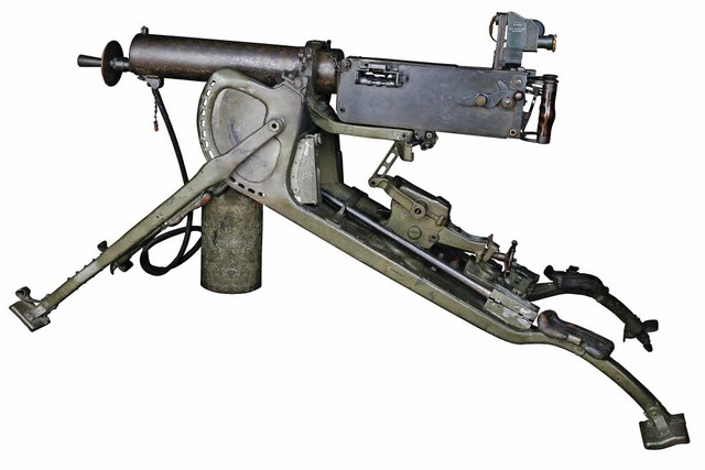 Maschinengewehr der Baureihe 08 mit Khlwassertank und Schlauch  | Foto: Museum