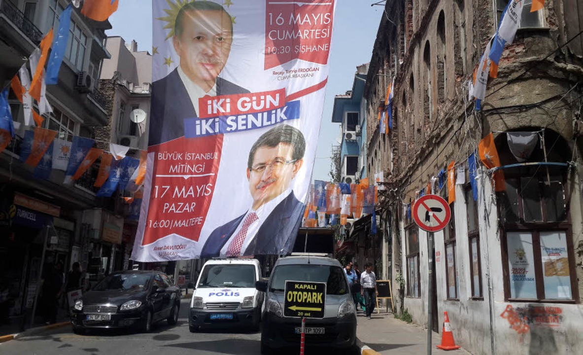 Wahlwerbung der Regierungspartei AKP m...u hängt über einer Straße in Istanbul.  | Foto: dpa