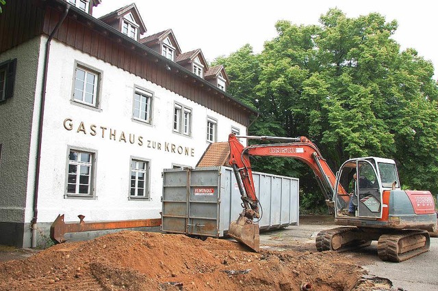 Der Bagger rckt an: Die Traditionsgaststtte Krone wird abgerissen.  | Foto: Herbert Frey