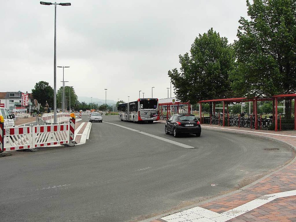 Der neue  Breisacher Busbahnhof nimmt ...e und Fahrer über mehr Komfort freuen.  | Foto: Gerold Zink