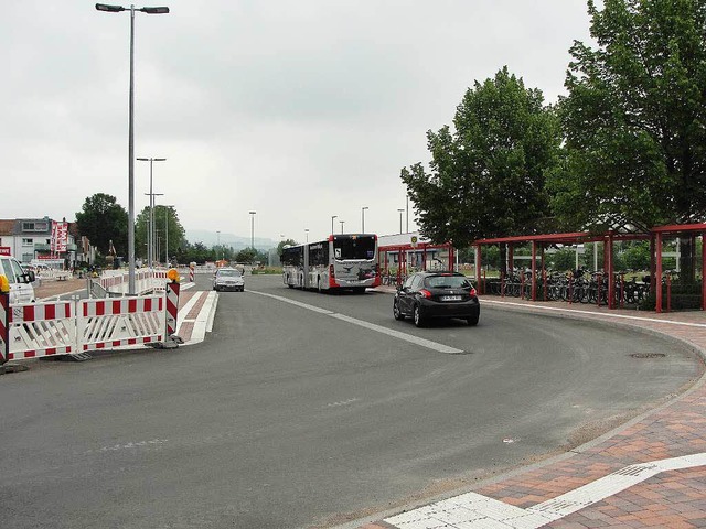 Der neue  Breisacher Busbahnhof nimmt ...e und Fahrer ber mehr Komfort freuen.  | Foto: Gerold Zink